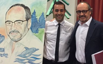 Víctor Jerez pinta en directo en el Colegio Internacional Torrequebrada