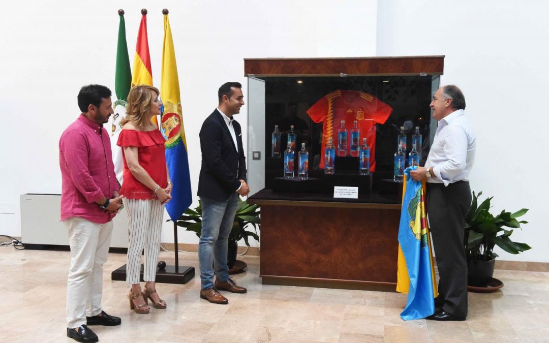 Algeciras exhibe las botellas de La Roja ilustradas por Víctor Jerez para el Mundial de Rusia 2018
