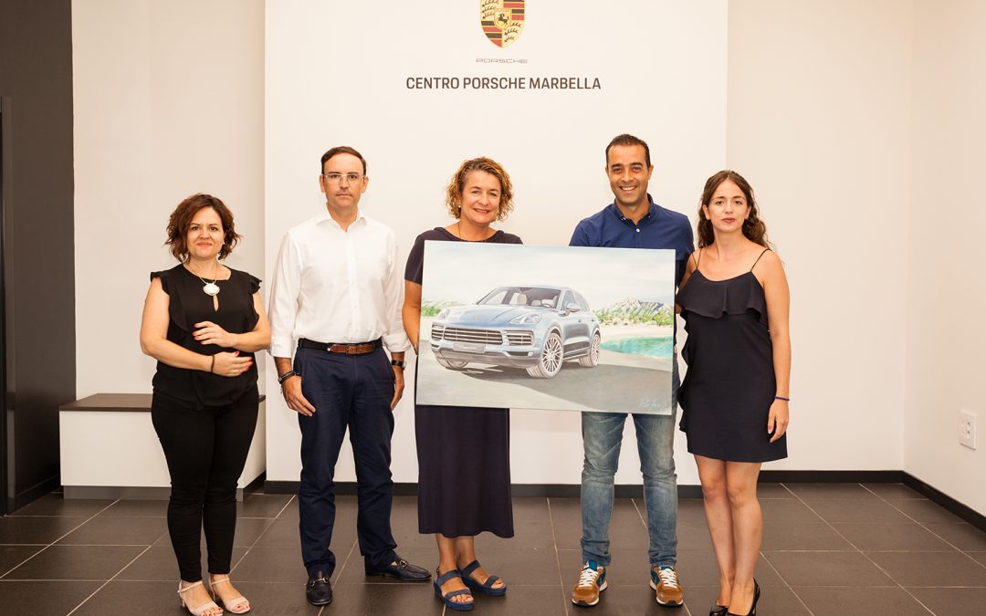 Víctor Jerez hace entrega a la propiedad de Safamotor del cuadro pintando con motivo del lanzamiento del nuevo Porsche Cayenne