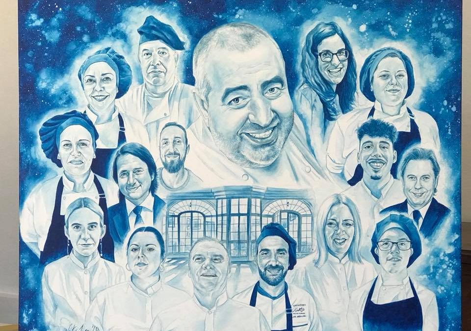 Víctor Jerez dona un cuadro a Universo Santi en nombre de la comunidad knowmad, donde retrata a cada una de las personas que hacen posible este proyecto